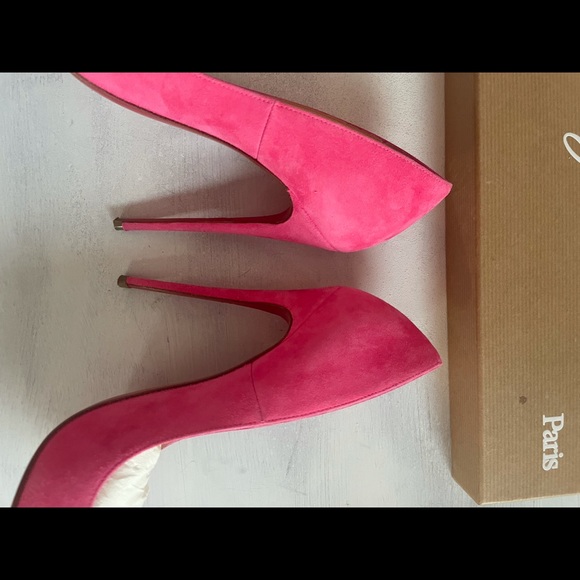 ❌SOLD❌Christian Louboutin Geo Cap Toe Studded Pump Heels - Picture 10 of 14